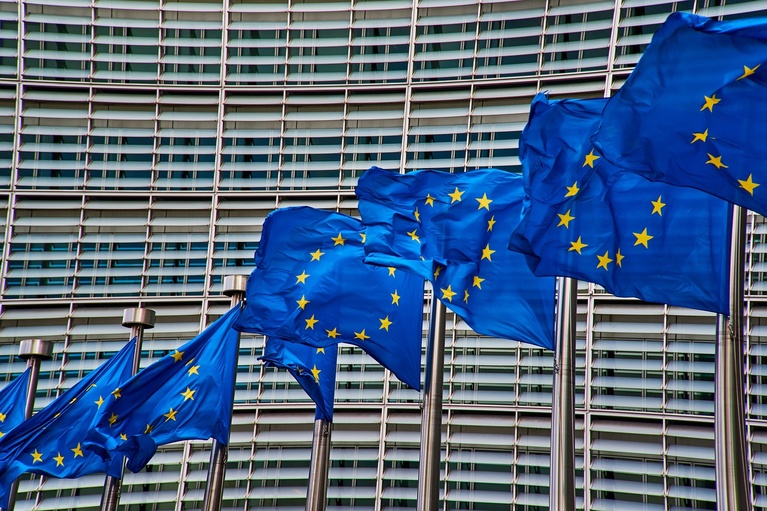 Europaflaggen wehen vor dem Gebäude des Europäischen Rats