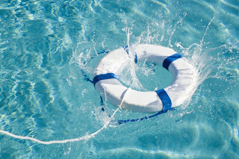 Rettungsring wird ins Wasser geworfen